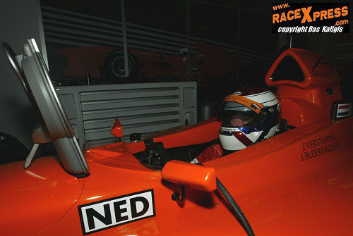 Jos Verstappen wacht rustig in de bolide af